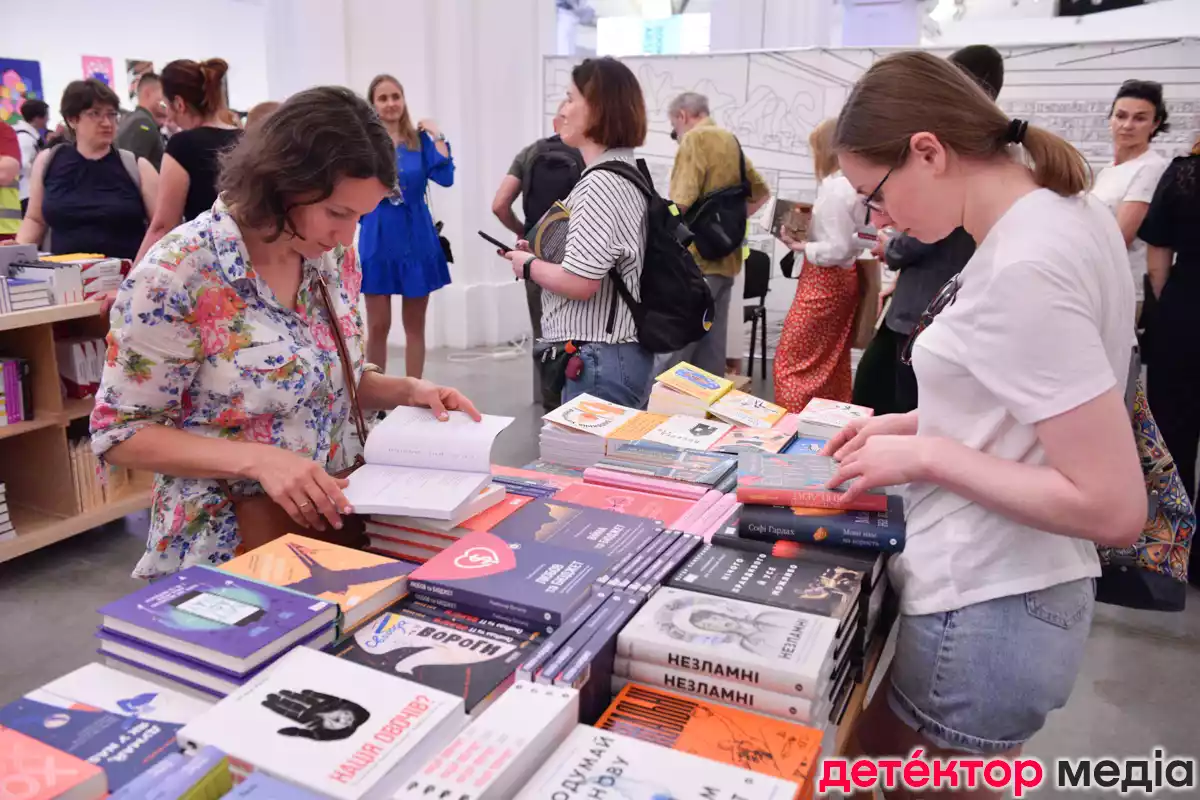 1300 нових книжок від 77 українських видавців: у Києві стартував «Книжковий Арсенал» (ФОТО)