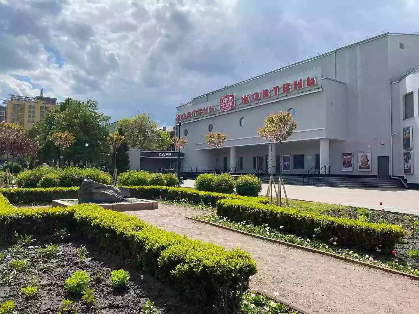 Київським кінотеатрам &laquo;Жовтень&raquo; та КІNО42 погрожують через проведення фестивалю SUNNY BUNNY. Вони звернулись до поліції