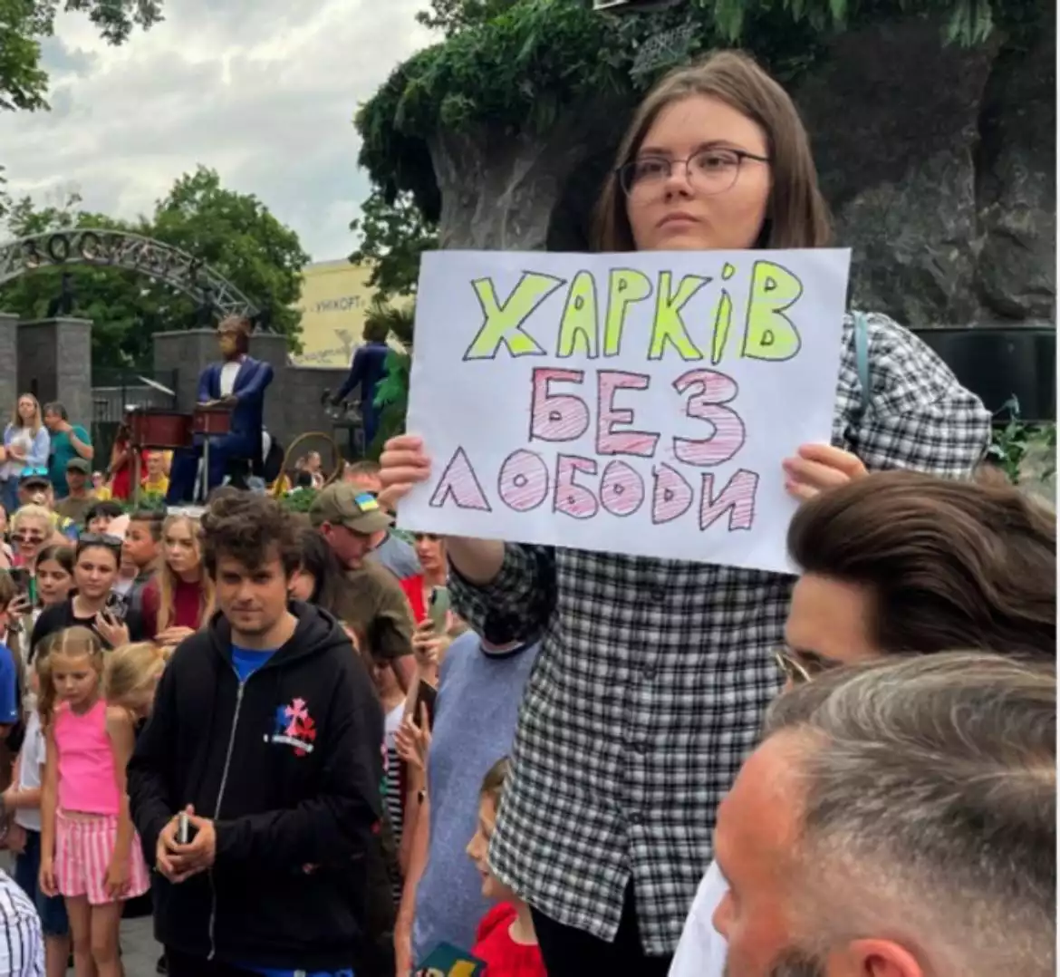 Про дівчинку Дарину Вдовенко і Світлану Лободу: Не можна одягти вишиванку, перекласти пісню і чекати, що всі повірять та пустять сльозу