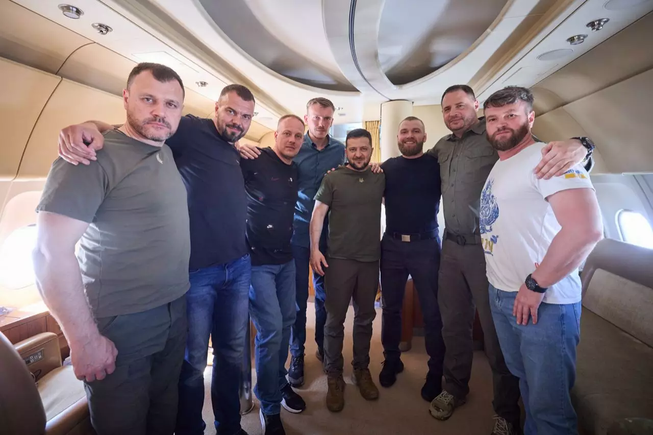 Командири захисників &laquo;Азовсталі&raquo; повернулися з Туреччини додому (ВІДЕО)