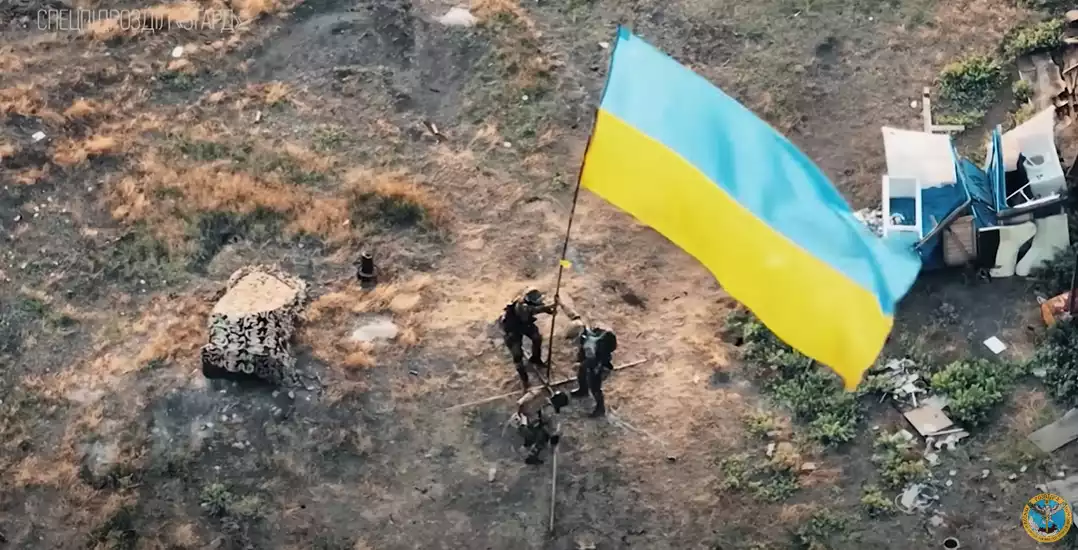 У річницю встановлення українських прапорів на Зміїному військовим аташе презентували фільм про героїчні події