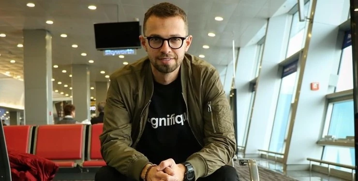 Відеоблогер Антон Птушкін спільно з «Разом для України» збирає у США гроші на лазні для військових на передовій