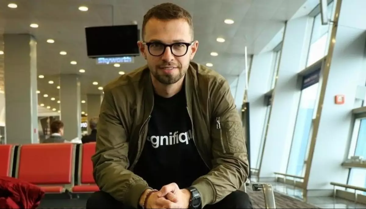 Відеоблогер Антон Птушкін спільно з «Разом для України» збирає у США гроші на лазні для військових на передовій
