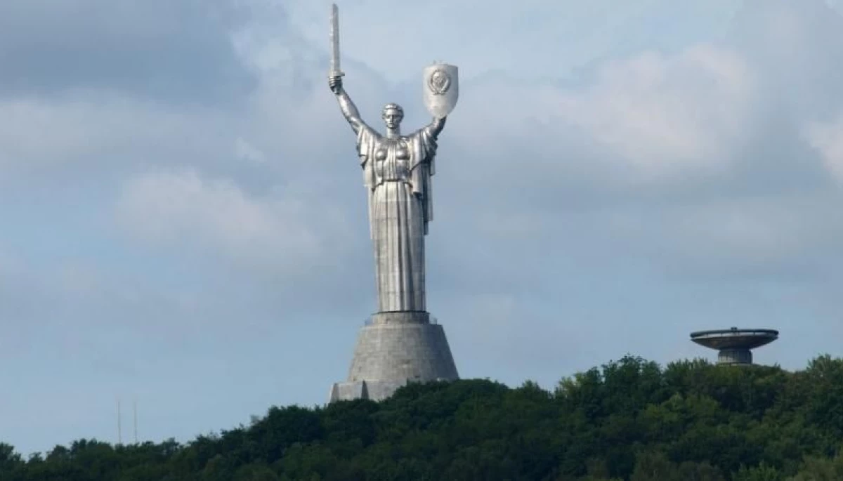 «Радіо Свобода» показало, як закінчують виготовлення герба на щит «Батьківщини-матері» (ВІДЕО)