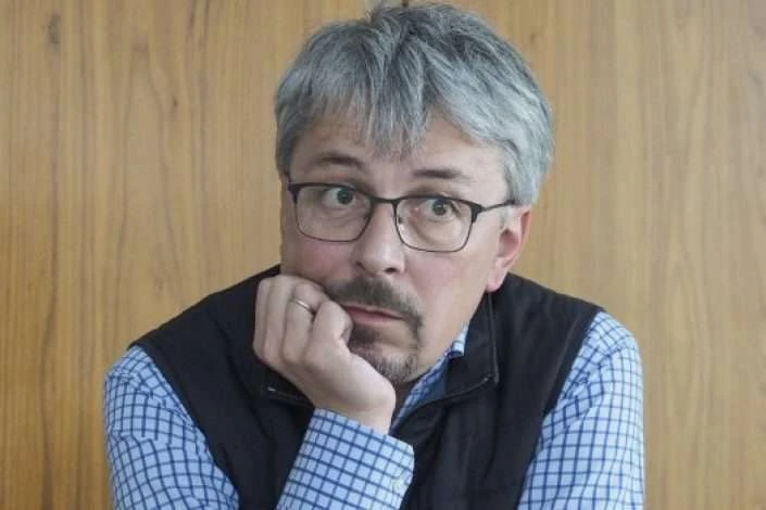 Олександр Ткаченко подав у відставку. Запевняє, що раніше, ніж президент заявив про своє доручення  підшукати йому заміну