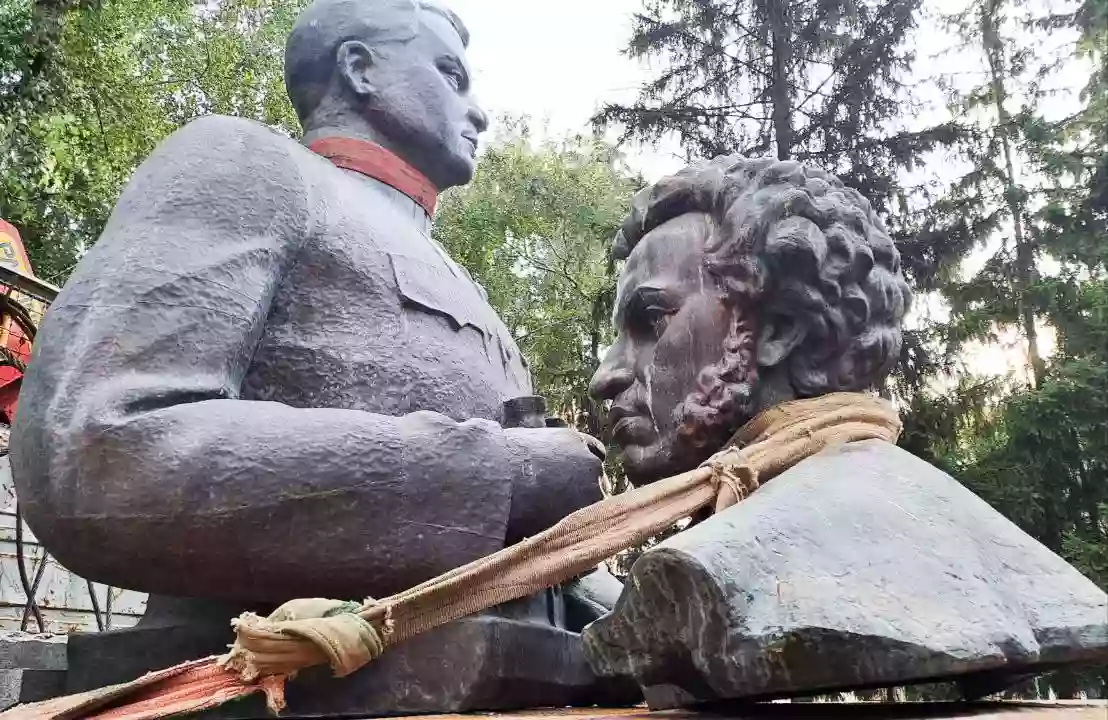 У Полтаві демонтували пам&rsquo;ятники Пушкіну і Ватутіну