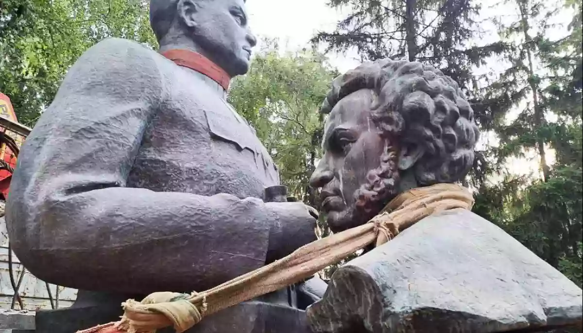 У Полтаві демонтували пам&rsquo;ятники Пушкіну і Ватутіну