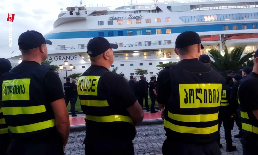 В Батумі на акції протесту проти прибуття круїзного лайнера з росіянами на борту затримали українку (ВІДЕО)