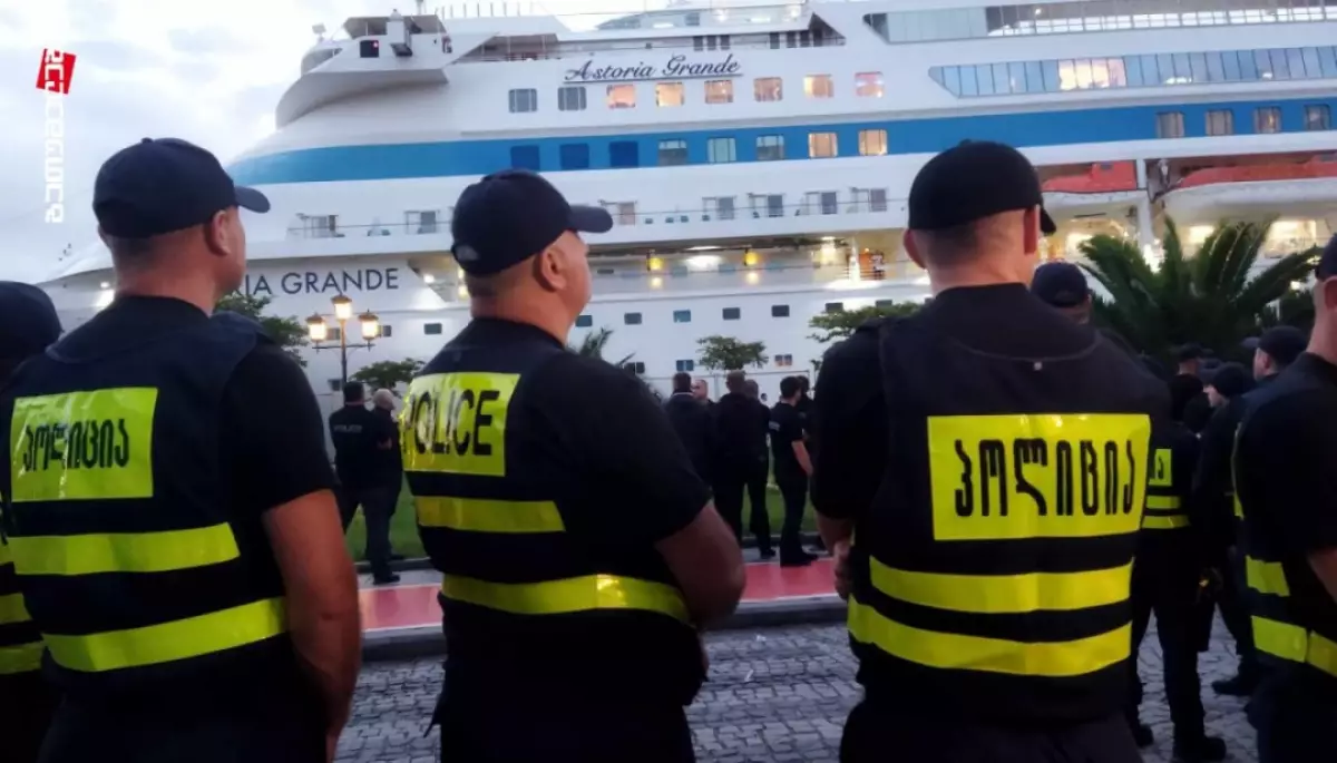 В Батумі на акції протесту проти прибуття круїзного лайнера з росіянами на борту затримали українку (ВІДЕО)