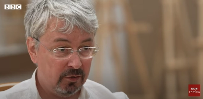 Ткаченко в інтерв’ю «BBC Україна» заявив, що мер Маріуполя Вадим Бойченко не дозволяв МКІП провести евакуацію музейних експонатів
