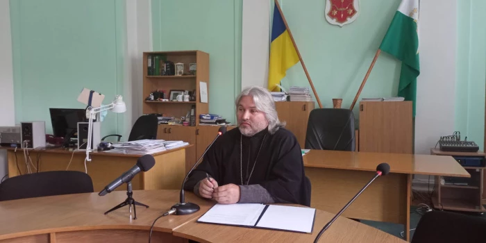 Полтавські журналісти просять провести службову перевірку керівника пресслужби міськради, священника Олександра Дедюхіна