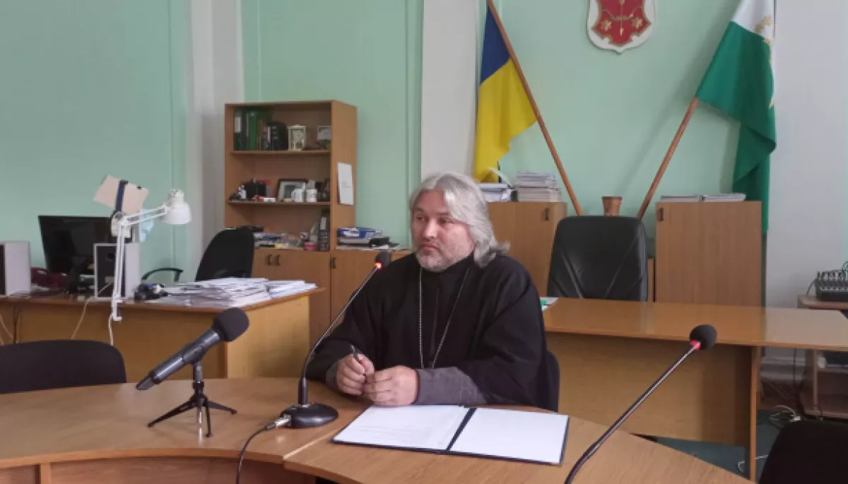 Полтавські журналісти просять провести службову перевірку керівника пресслужби міськради, священника Олександра Дедюхіна