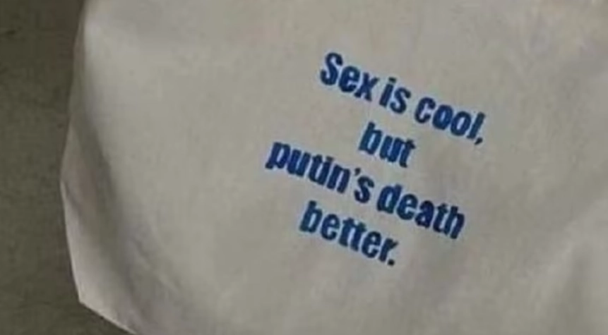 У Росії дівчина отримала штраф за напис на сумці про те, що смерть Путіна краще, ніж секс