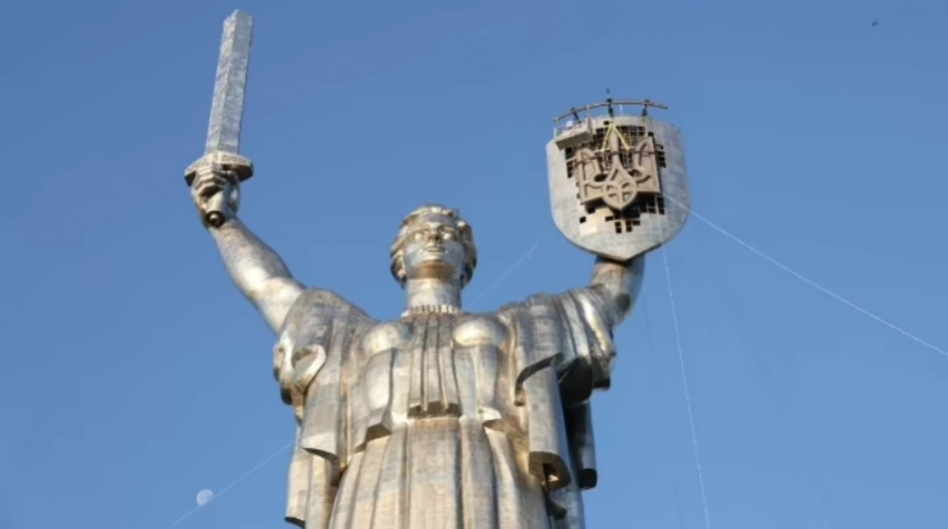 На &laquo;Батьківщину-матір&raquo; встановили український тризуб
