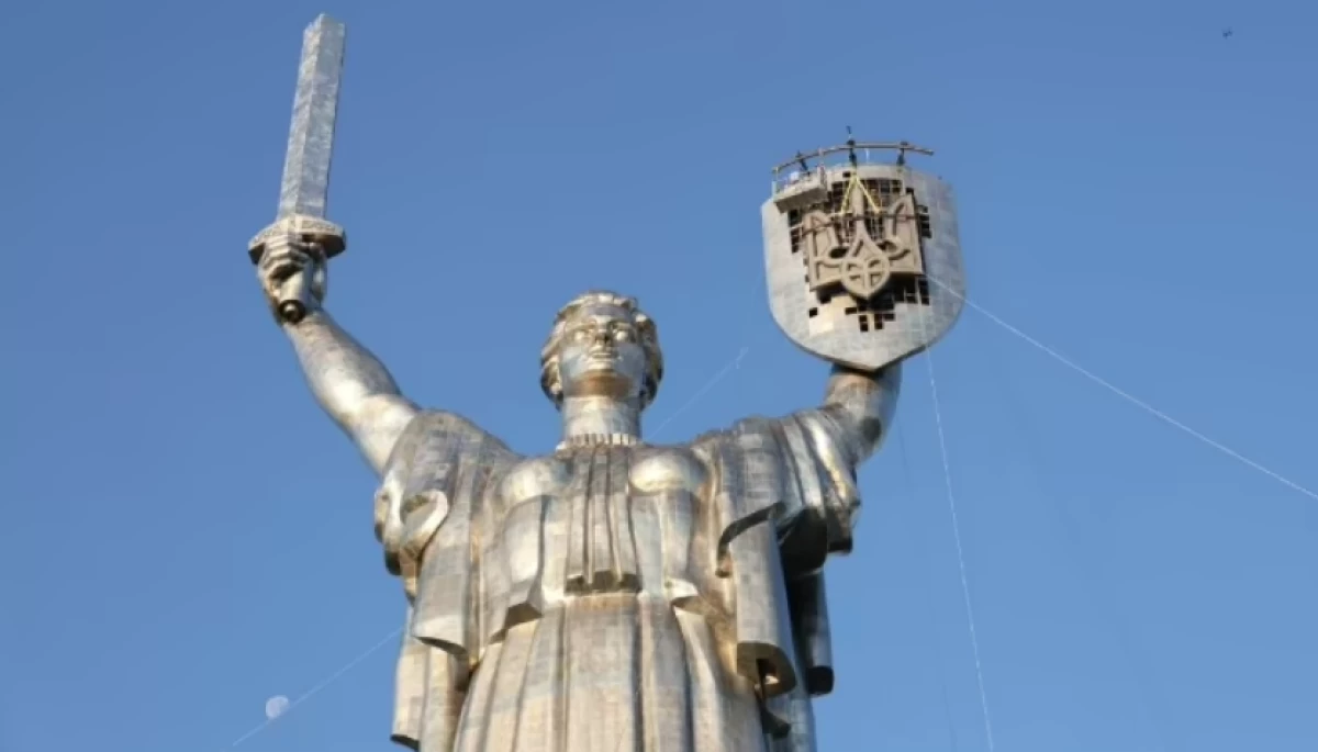 На &laquo;Батьківщину-матір&raquo; встановили український тризуб