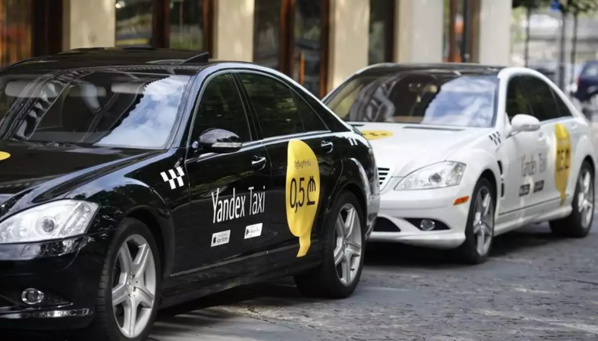 Телефон бизнес такси. Машина такси премиум. Такси Мерседес. Бизнес такси машины. Такси бизнес класса.