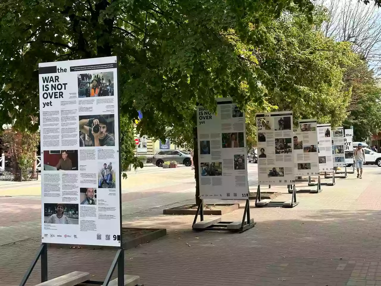«Війна ще не закінчилася»: У Хмельницькому відкрили виставку про злочини росіян проти медійників