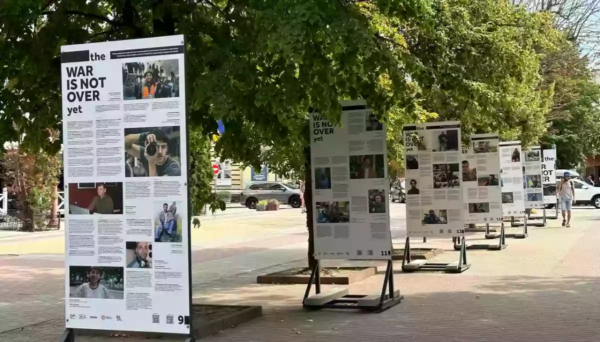 «Війна ще не закінчилася»: У Хмельницькому відкрили виставку про злочини росіян проти медійників