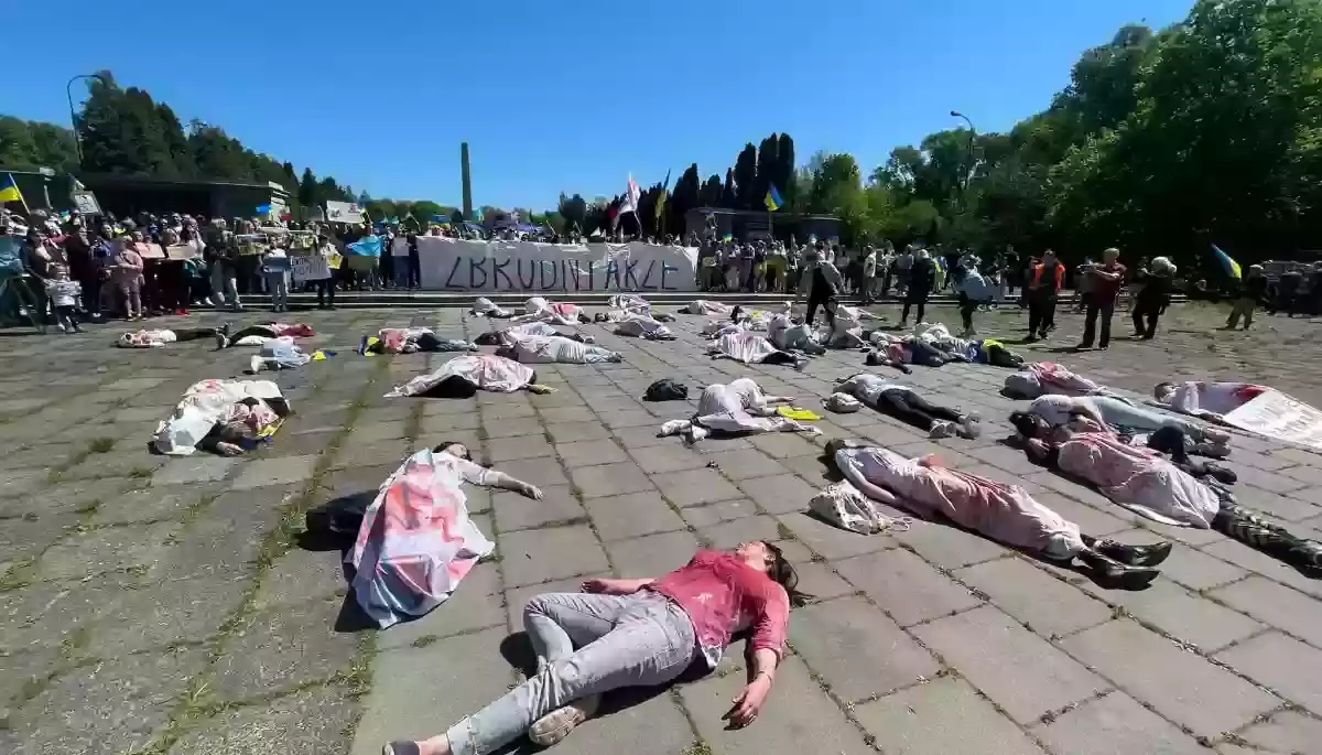 Суд зобов’язав поліцію поновити справу про погрози росіян на адресу експертки ІМІ, яка брала участь в акції зі «штучною кров’ю» та російським послом у Польщі