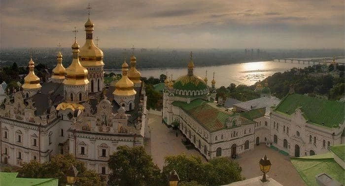 У Києво-Печерській лаврі заявили про штурм трьох корпусів, у поліції &mdash; про забезпечення порядку