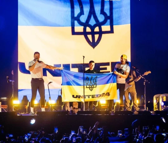 Гурт Imagine Dragons та 14-річний Сашко з Новогригорівки на Миколаївщині розгорнули прапор України під час концерту у Варшаві