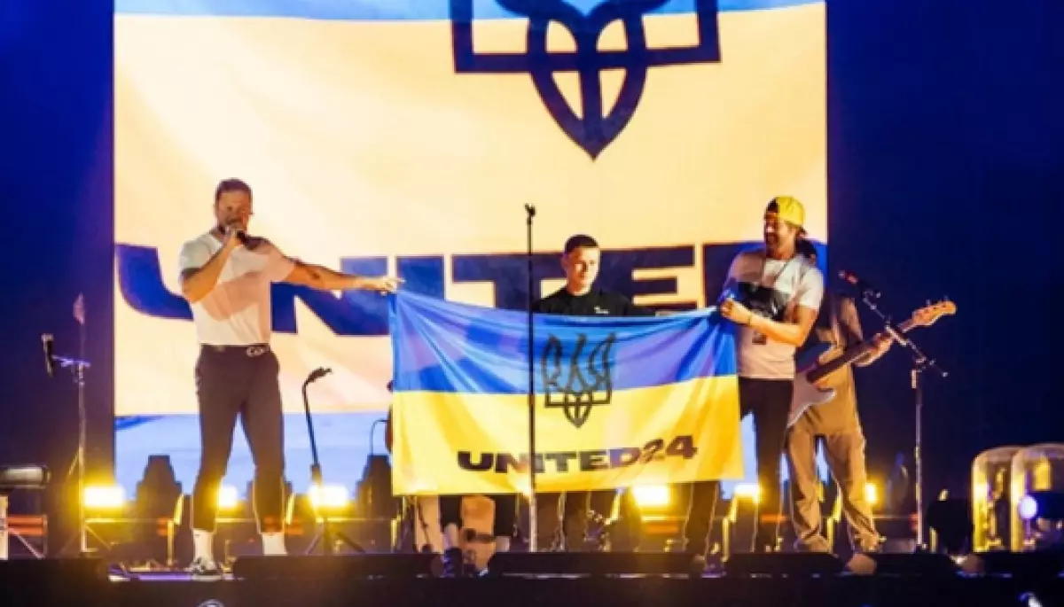 Гурт Imagine Dragons та 14-річний Сашко з Новогригорівки на Миколаївщині розгорнули прапор України під час концерту у Варшаві