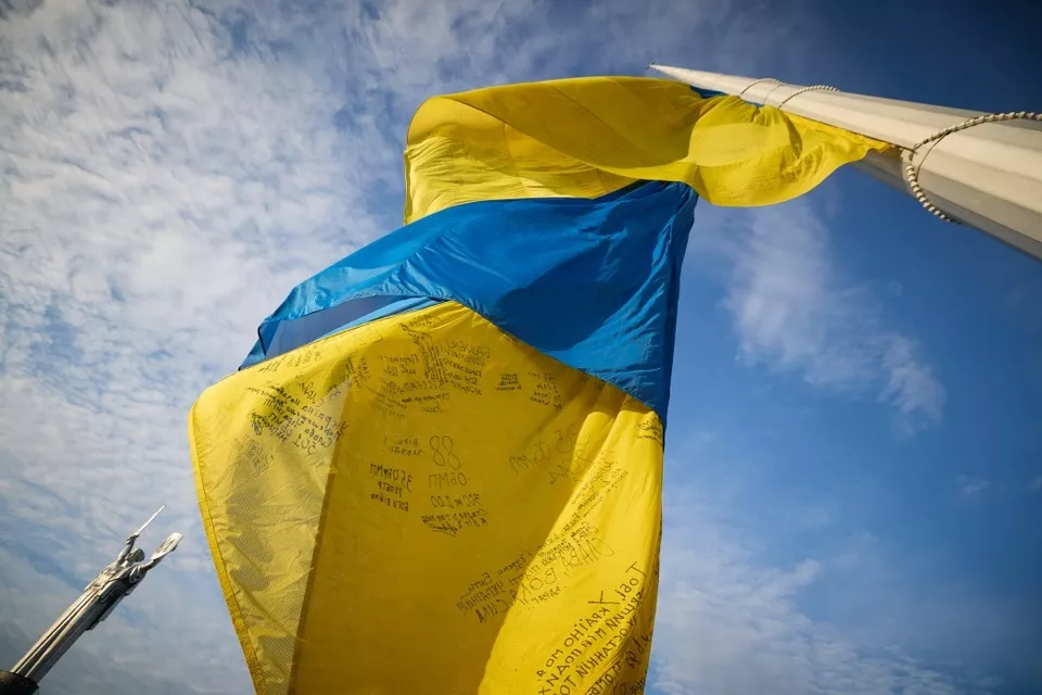 У Києві урочисто підняли прапор України з підписами захисників (ФОТО, ВІДЕО)