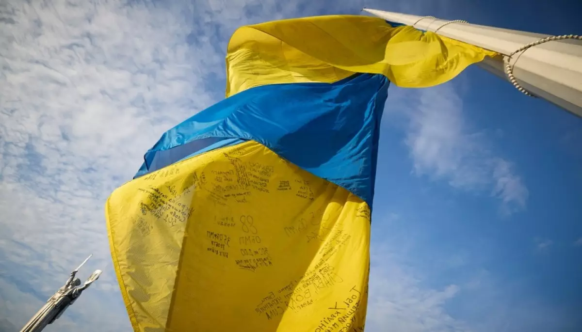 У Києві урочисто підняли прапор України з підписами захисників (ФОТО, ВІДЕО)