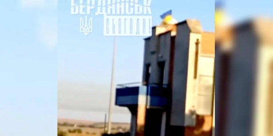 У тимчасово окупованому Бердянську до Дня Незалежності місцеві встановили синьо-жовтий прапор (ВІДЕО)
