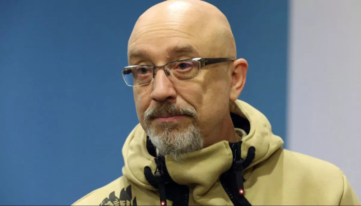 Олексій Резніков відреагував на звинувачення щодо закупівлі курток і запропонував парі. Журналіст Михайло Ткач та нардепка Анастасія Радіна відповіли міністру
