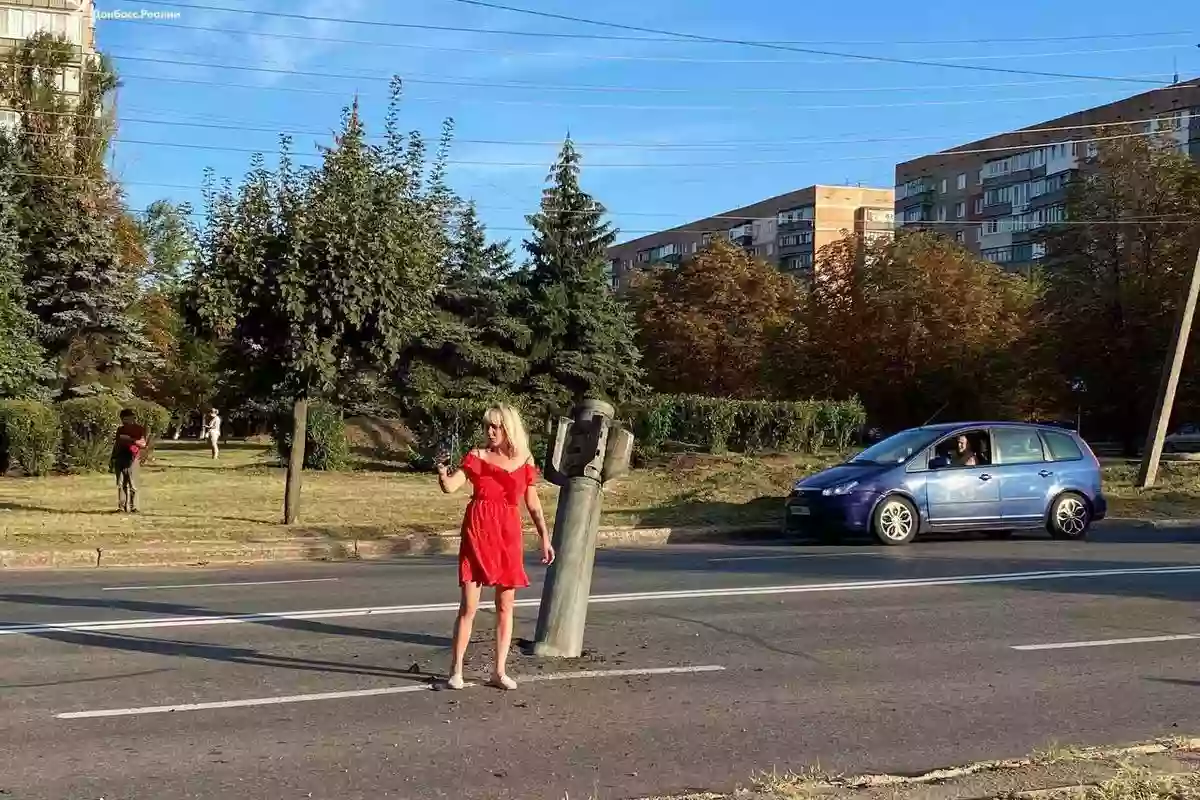 Поліція встановила особу жінки, яка зробила фото біля ракети після чергового обстрілу Краматорська