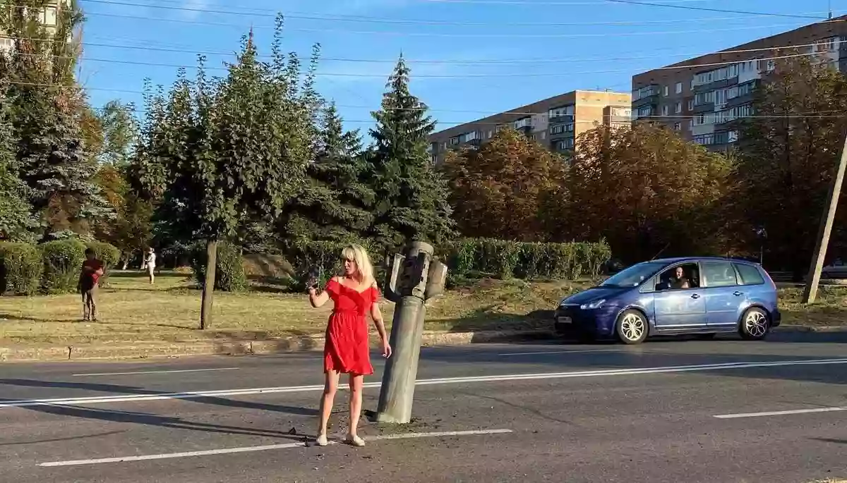 Поліція встановила особу жінки, яка зробила фото біля ракети після чергового обстрілу Краматорська