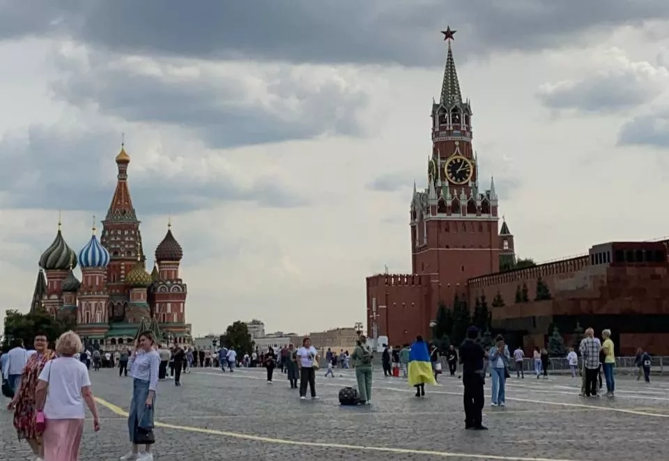 Біля стін Кремля жінка загорнулася в прапор України. На неї склали протокол