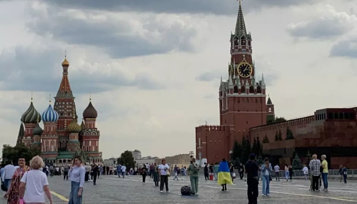 Біля стін Кремля жінка загорнулася в прапор України. На неї склали протокол