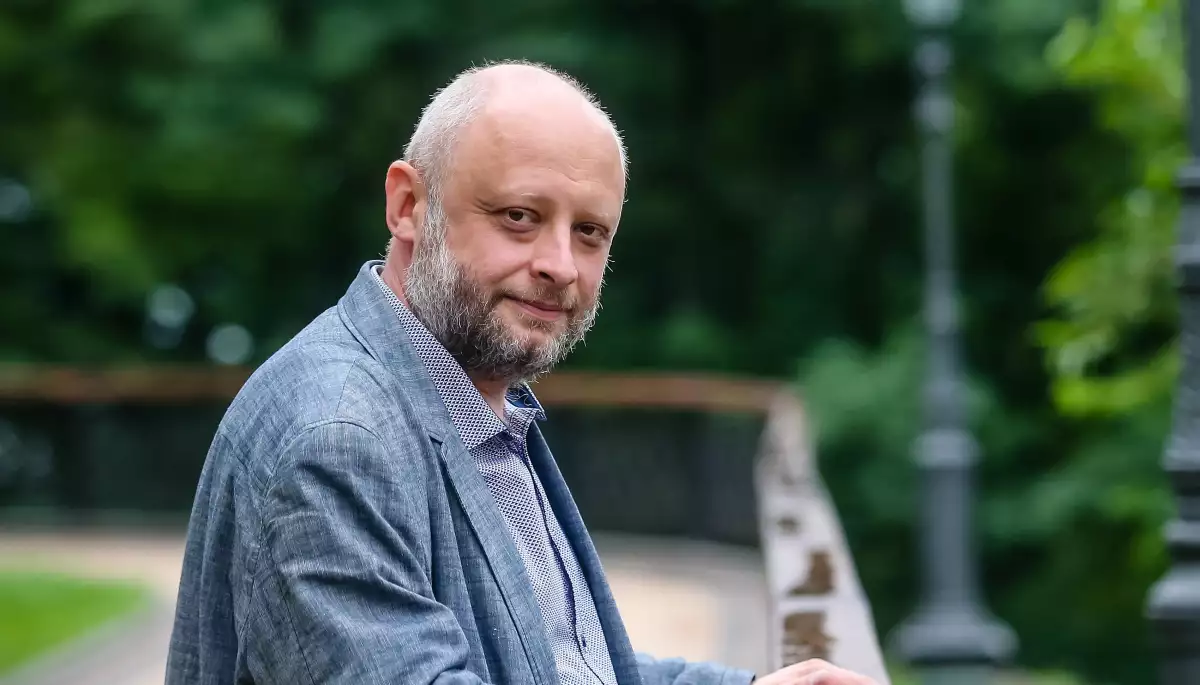 Очільник видавництва «Фоліо» Олександр Красовицький стверджує, що купив піратську копію роману Кінга, видану на окупованій Луганщині, заради дослідницької мети