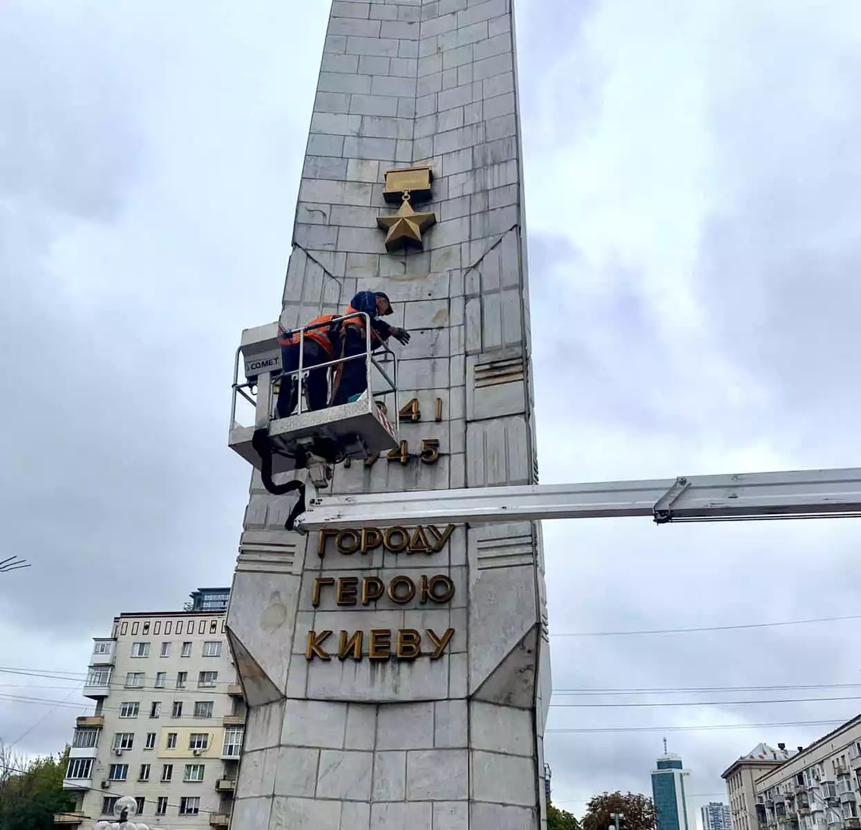 Декомунізація триває: з обеліска на колишній площі Перемоги в Києві зняли зірку