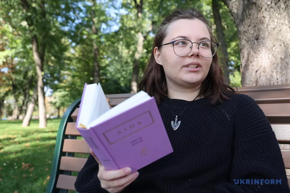 Ліна Костенко передала свою книгу юній харків&rsquo;янці Дарині Вдовенко, яка влітку виходила на одиночний пікет проти виступу Світлани Лободи