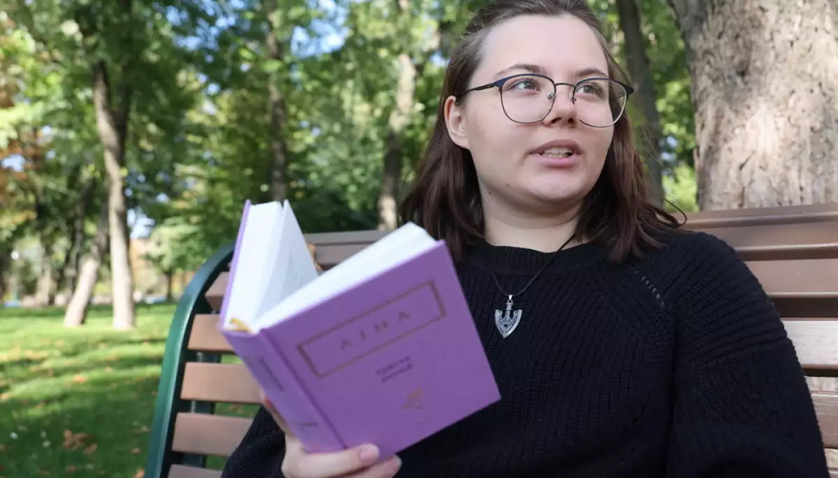 Ліна Костенко передала свою книгу юній харків’янці Дарині Вдовенко, яка влітку виходила на одиночний пікет проти виступу Світлани Лободи
