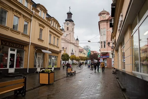 В Ужгороді перевірять, якою мовою виконані вуличні вивіски та реклама