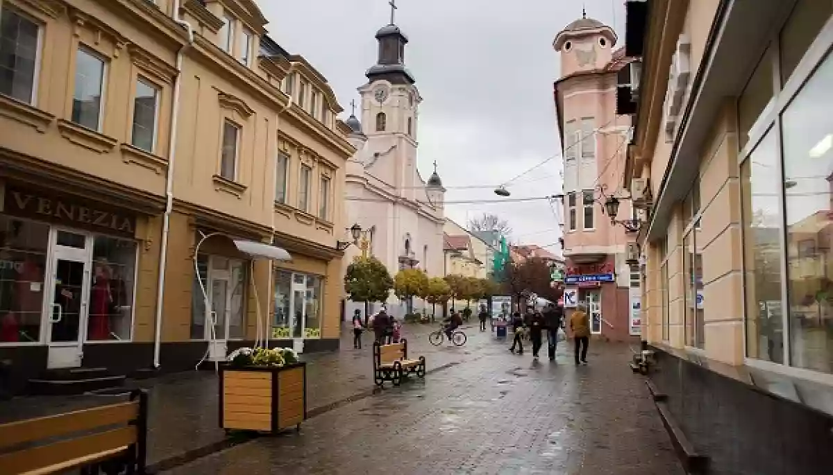 В Ужгороді перевірять, якою мовою виконані вуличні вивіски та реклама
