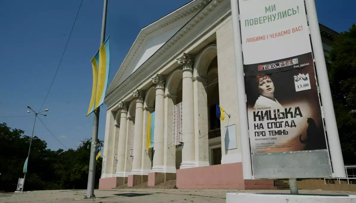 На Megogo вийшов документальний фільм «Лишатися (не) можна» про Херсонський театр ім. Куліша після російського повномасштабного вторгнення