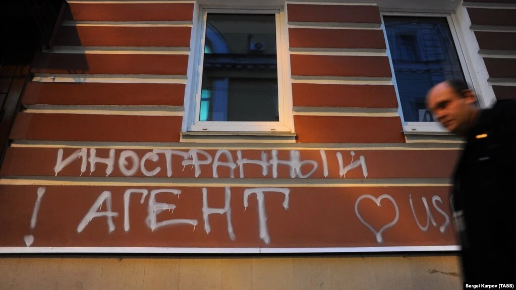 Кремлю вдається ефективно впливати на суспільну думку в РФ за допомогою статусу &laquo;іноземного агента&raquo;