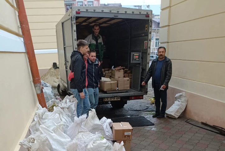 Ліцей №5 у Чернівцях відправив 830 кг російськомовних книжок на смітник історії