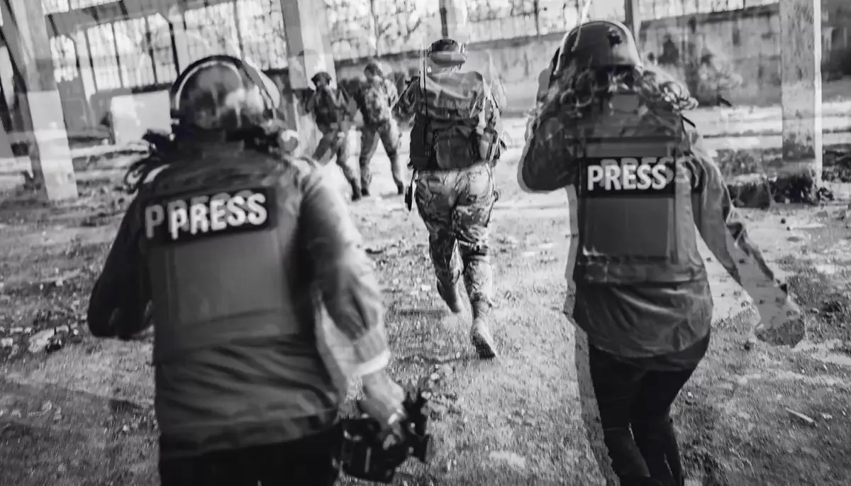 Про фронт — із пресрелізів і блогів: чому журналістам все складніше висвітлювати війну в Україні