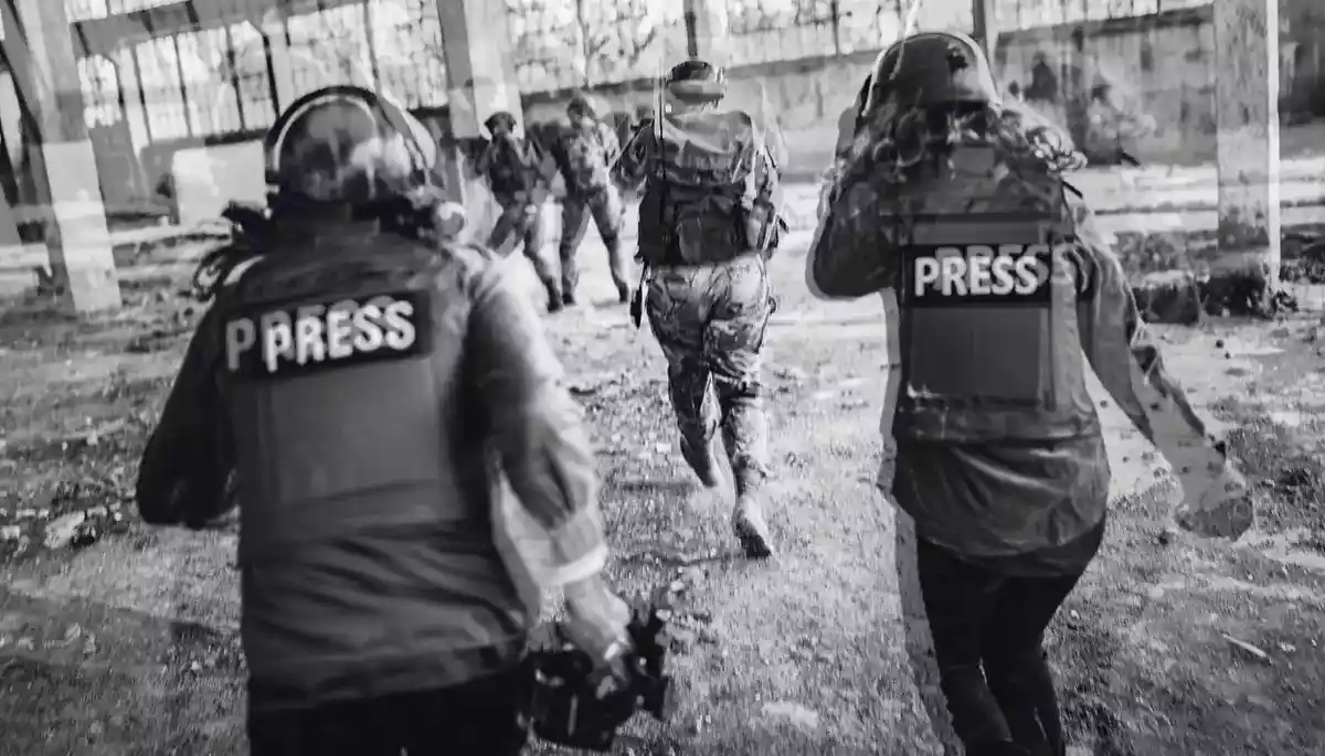 Про фронт &mdash; із пресрелізів і блогів: чому журналістам все складніше висвітлювати війну в Україні