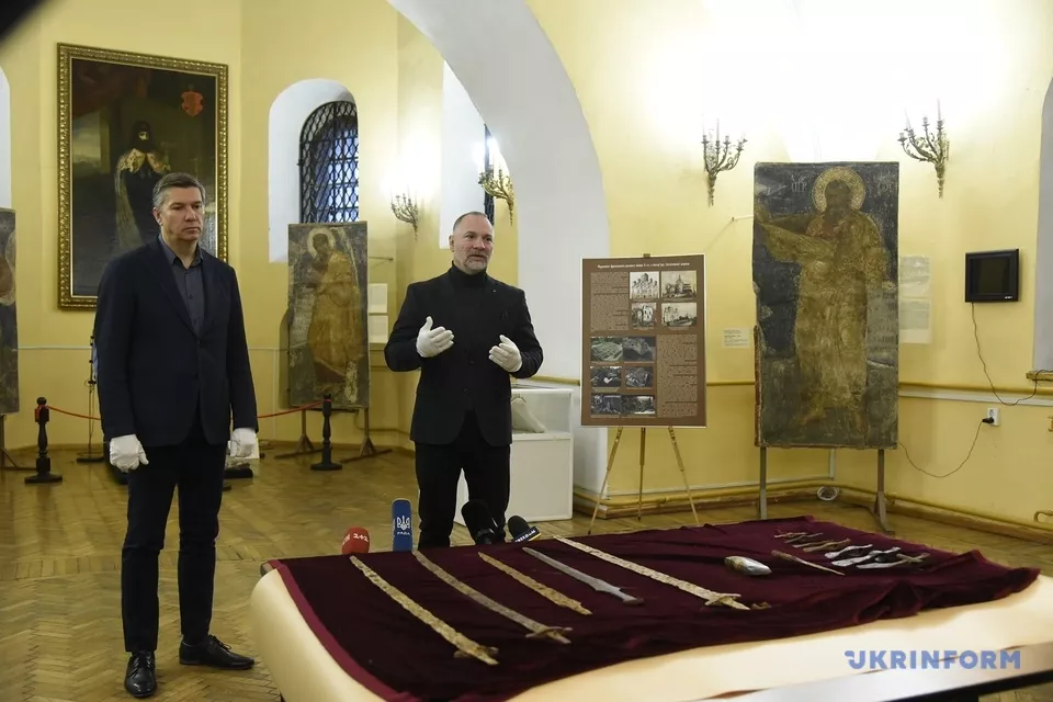 Сокира епохи енеоліту, мечі періоду правління Святослава &mdash; до України повернули викрадені окупантами культурні цінності