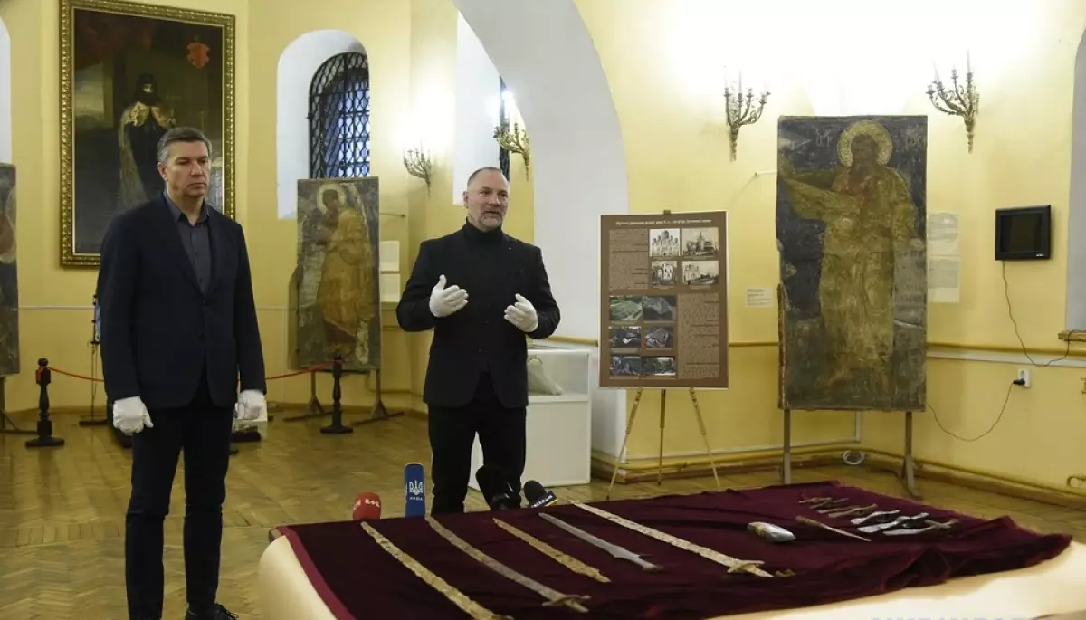 Сокира епохи енеоліту, мечі періоду правління Святослава &mdash; до України повернули викрадені окупантами культурні цінності