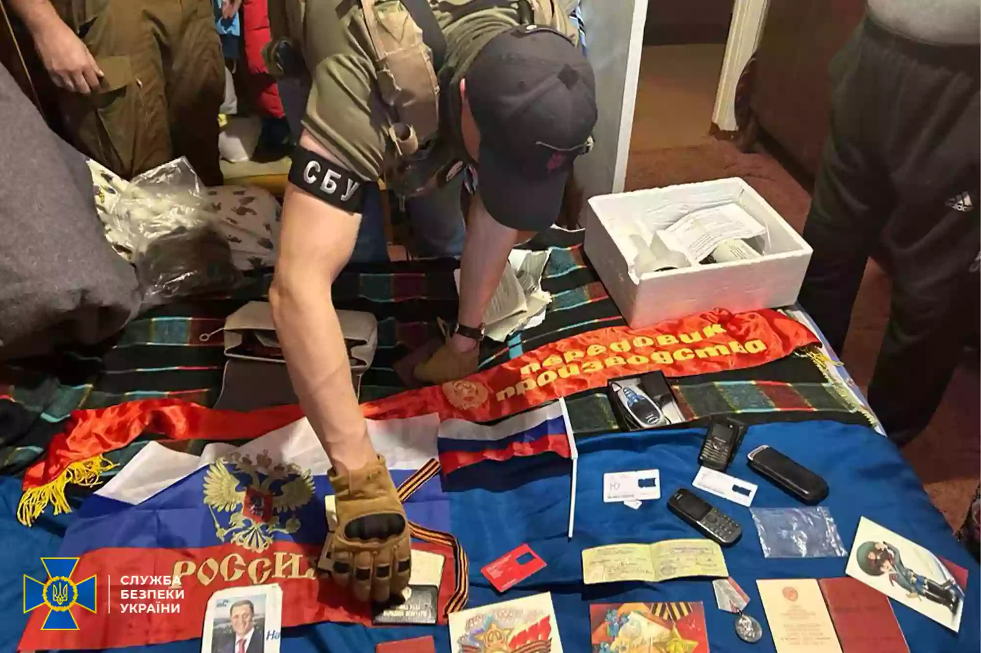 СБУ затримала трьох агентів ФСБ, які допомагали окупантам бомбити житлові будинки в Херсоні (ВІДЕО)