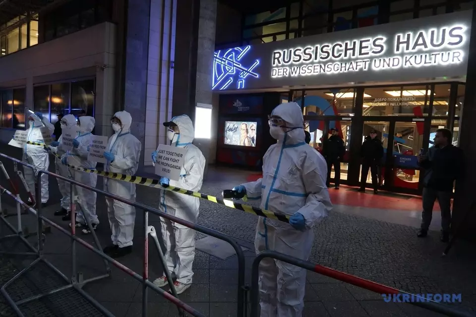 «Вірус російської пропаганди вбиває»: у Берліні активісти провели протестну акцію