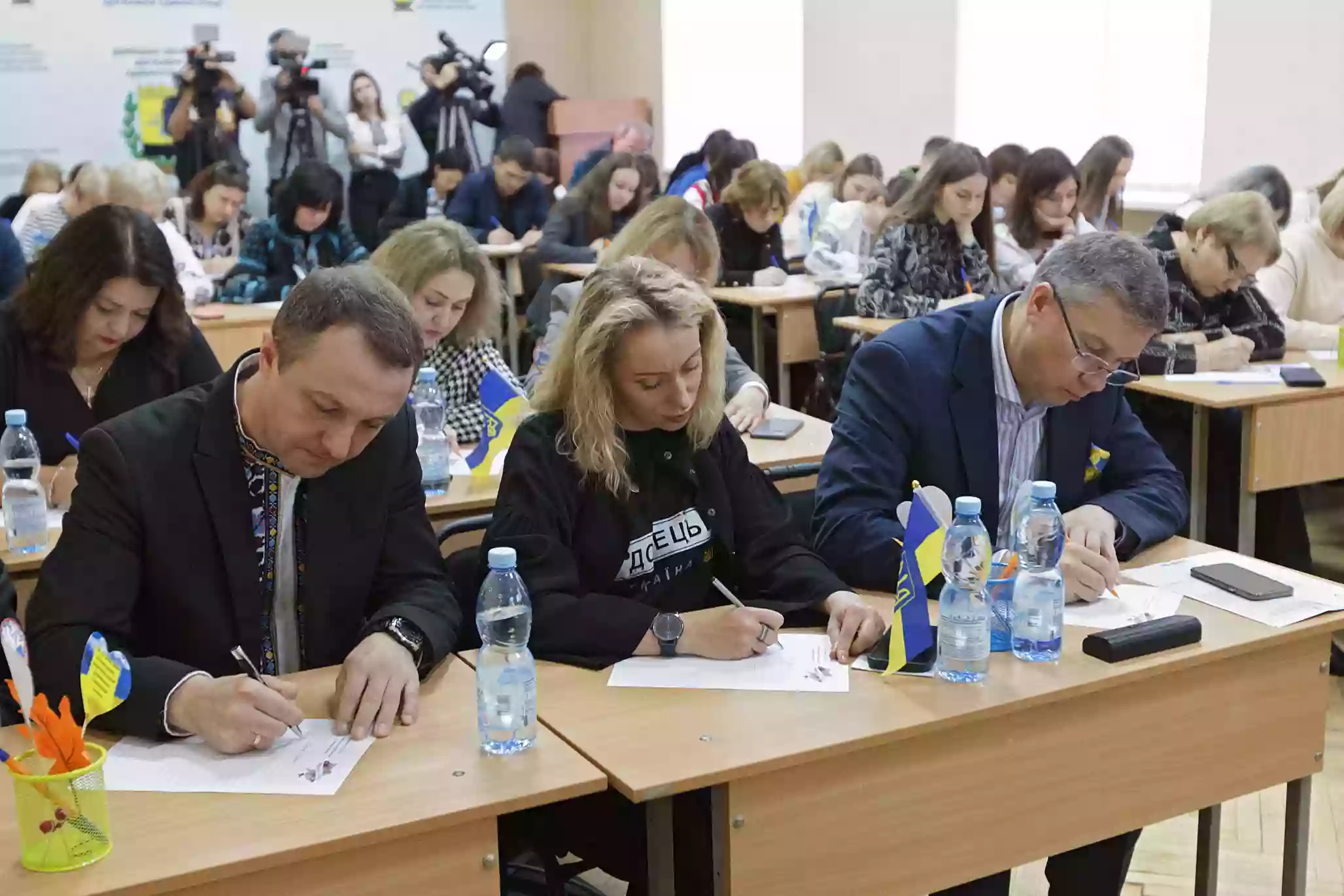 Очільник МКІП та мовний обмудсман писали диктант